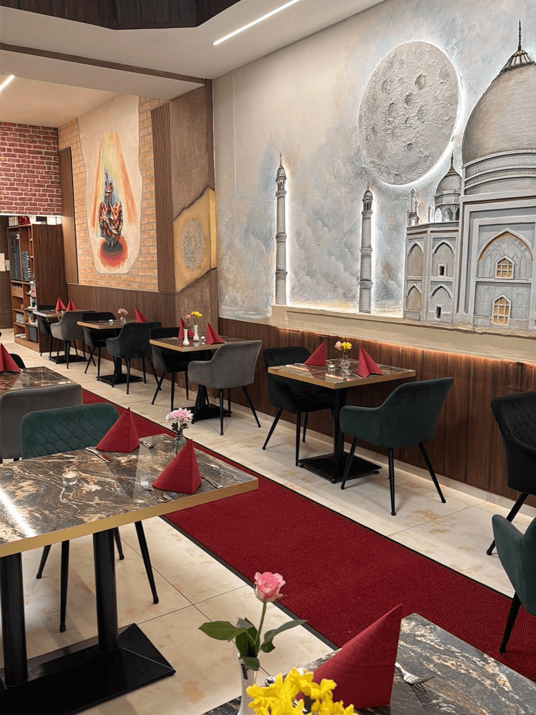 Sitzbereich mit Taj-Mahal-Wandrelief